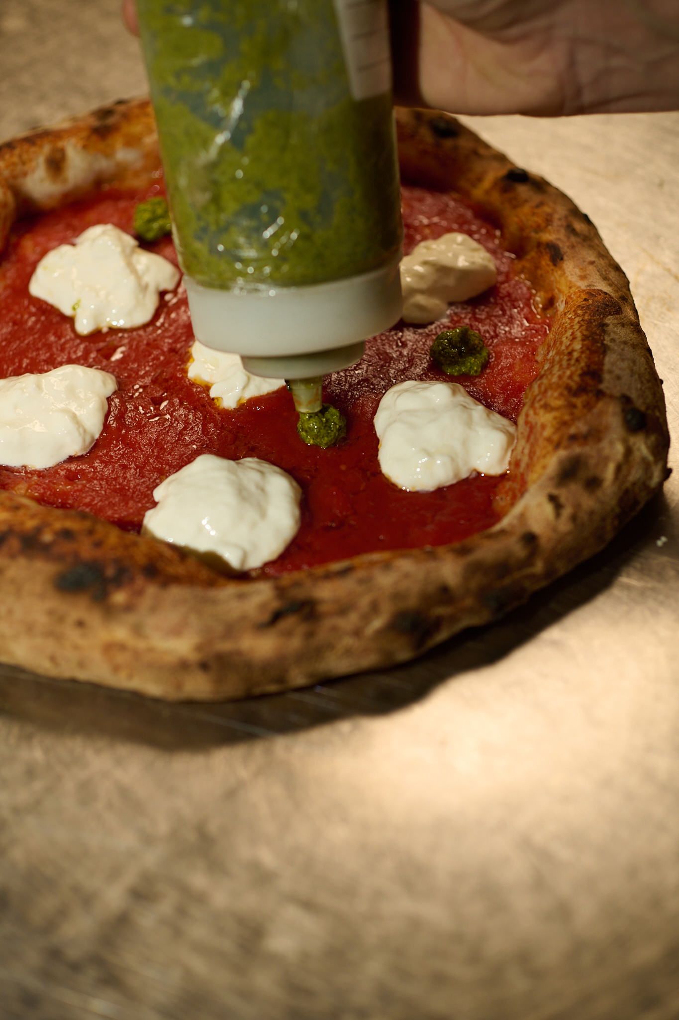 Pesto di basilico aggiunto sulla stracciatella