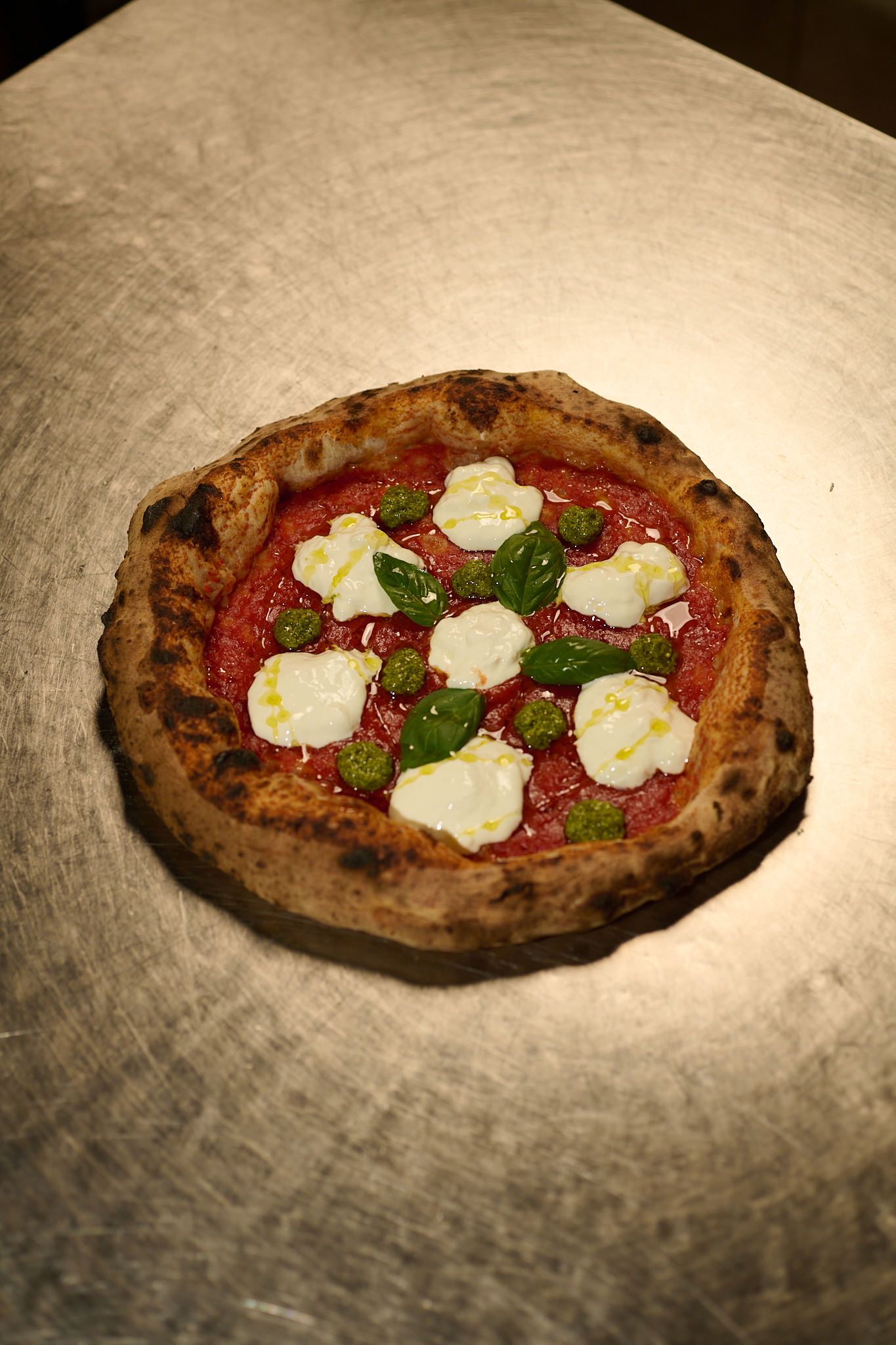 Pizza Spaccanapoli con stracciatella, pesto di basilico e basilico fresco